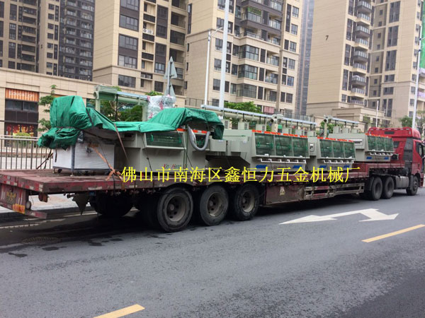 福建客戶不銹鋼鍋片蝕刻機裝車發貨！